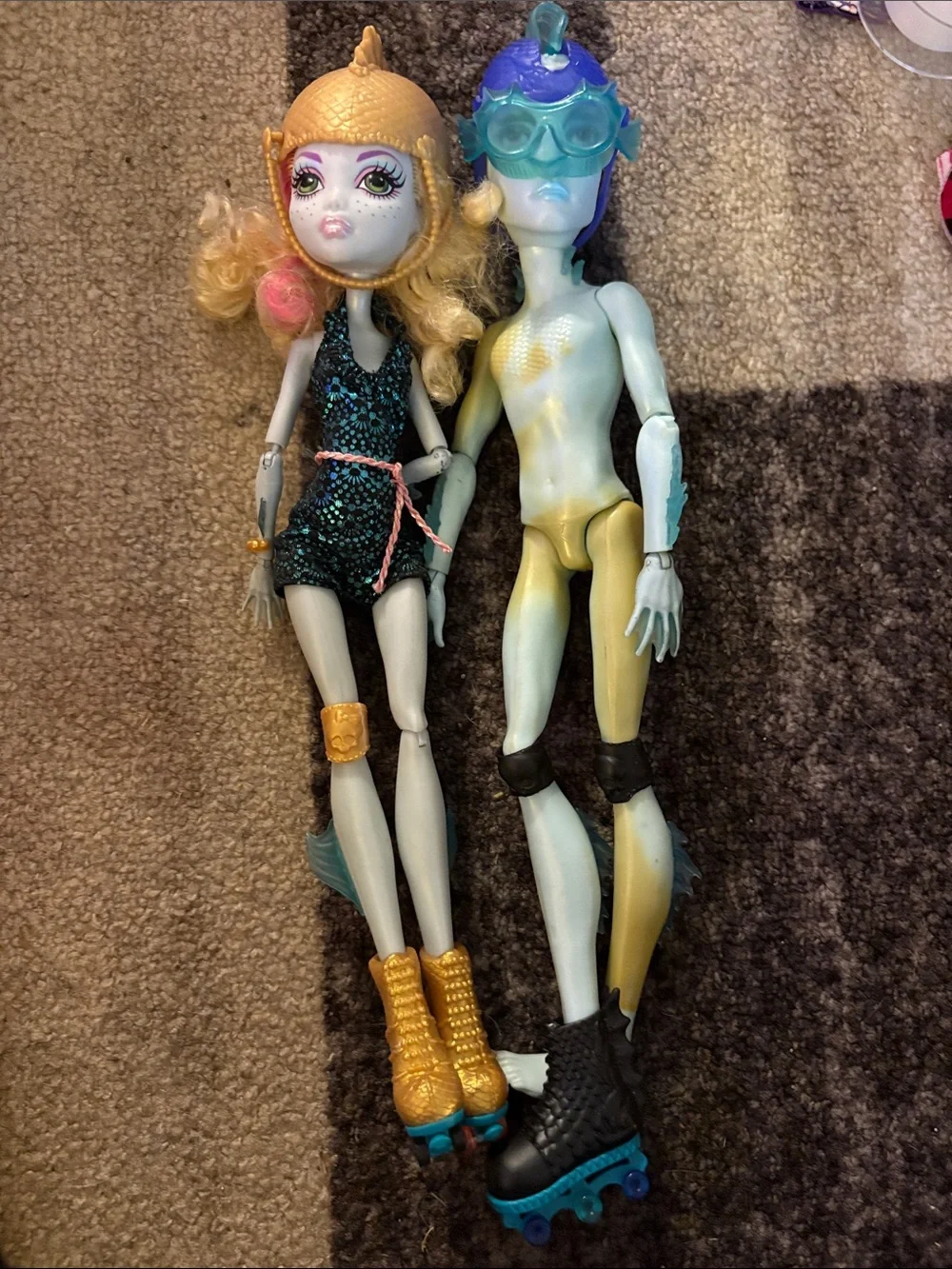 Monster High fashion dolls Lagoona Blue and Gil Webber Love on Wheels
